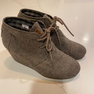 Toms desert wedge bootie size 6.5